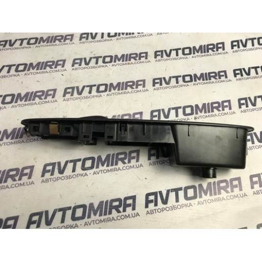 Корпус кнопки склопідйомника передніх лівих дверей Fiat Punto 3 2005-2018 735500050